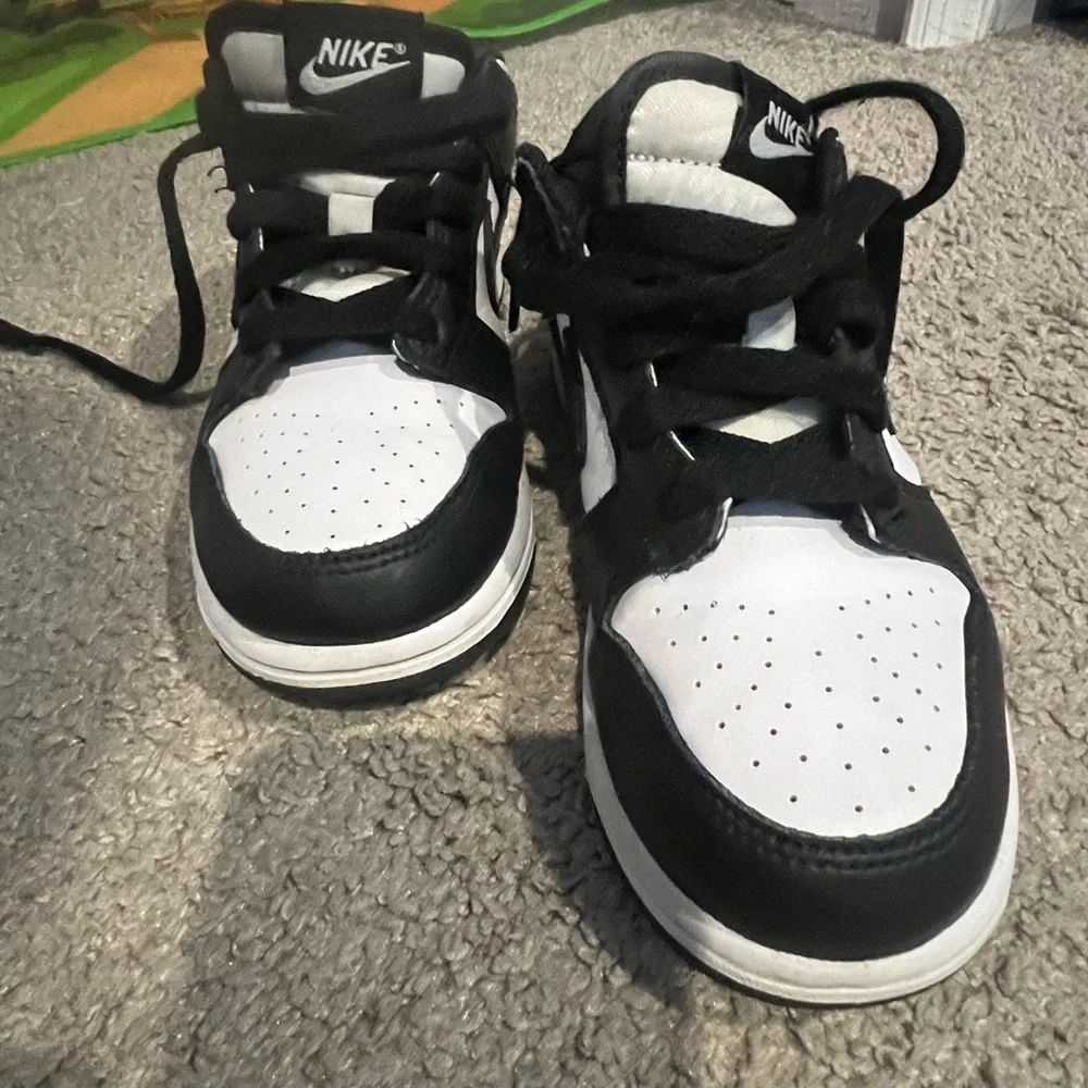 Nike Kids Black and White Sneakers - Picture 3 of 4